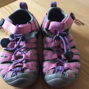 Pink keen sandals - size 9